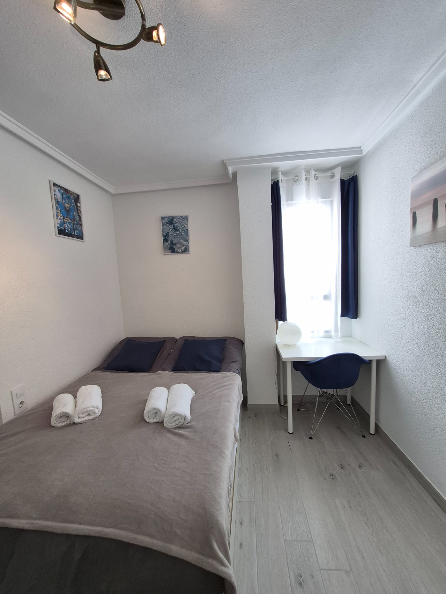Kétszemélyes ágy, íróasztal, beépített szekrény, tükör